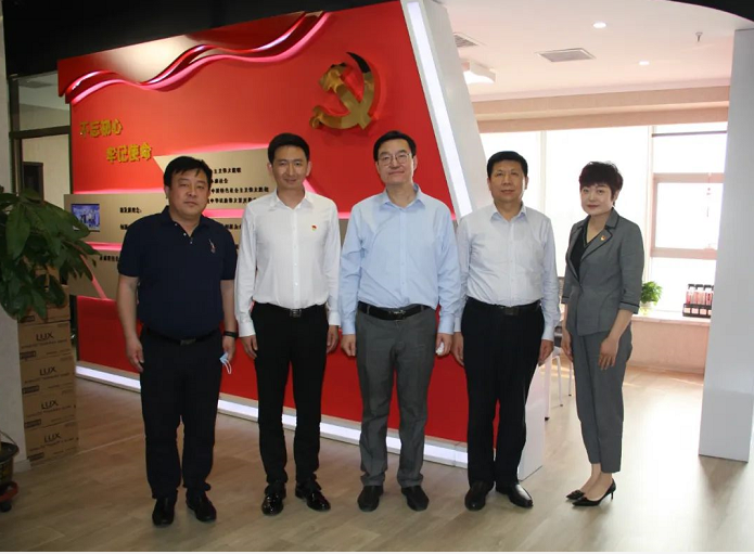 河?xùn)|區(qū)人大常委會、春華街道黨工委領(lǐng)導(dǎo)走訪永誠世佳